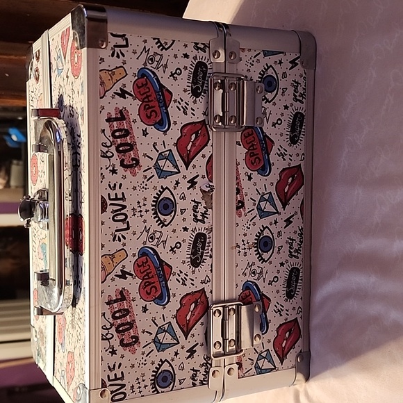 Make up box - Picture 1 of 3